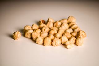 Enlever la peau des noisettes pour une praline maison réussie