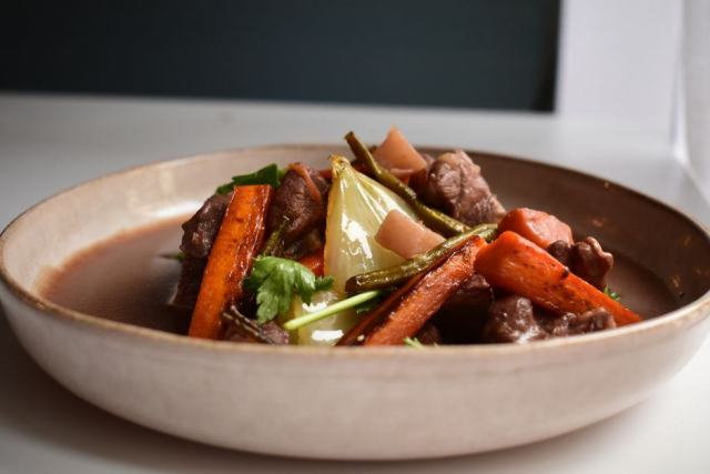 Portions de bœuf braisé en sauce dans des barquettes, prêtes à passer au congélateur