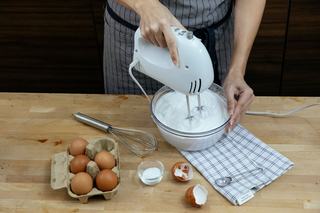 Monter des blancs en neige sans batteur : techniques et astuces