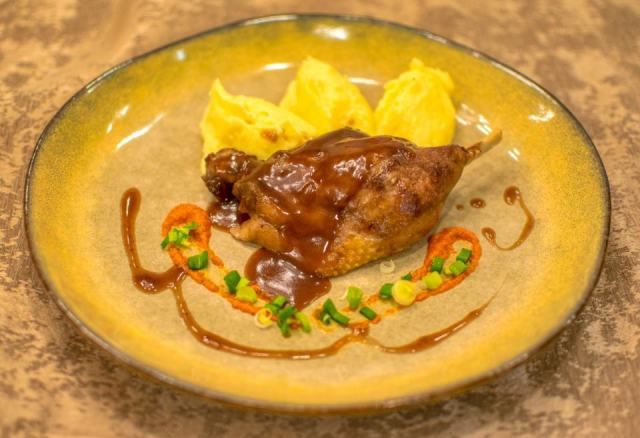 Cuisse de canard aux olives mijotée, jus concentré et champignons Cuisse de canard aux olives mijotée, jus concentré et champignons