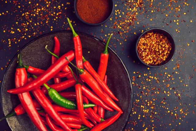 Épices et piments en cuisine : différences et utilisations