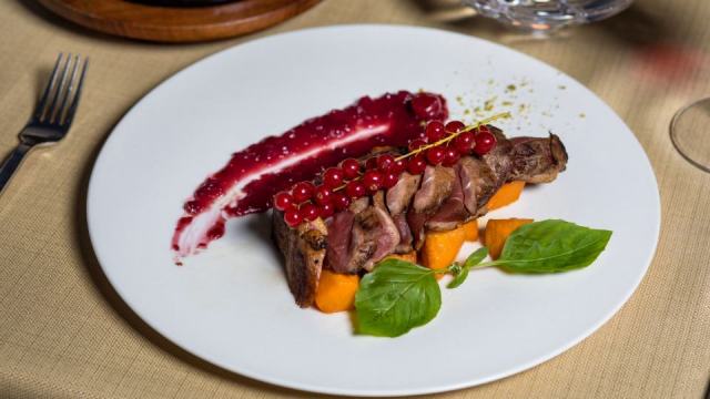 Filet de canard poché romarin-gingembre : cuisson douce et précise Filet de canard poché romarin-gingembre : cuisson douce et précise