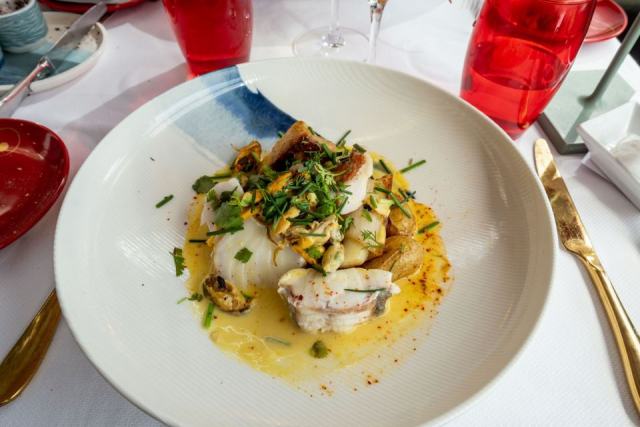 Pavé de maigre poché sur fondue de poireaux et sauce iodée