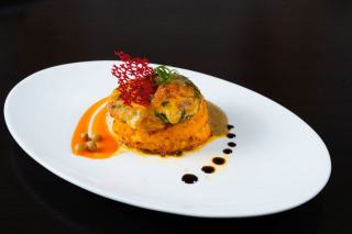 Flan de poisson individuel avec purée de carottes et sauce