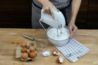 Monter des blancs en neige sans batteur : techniques et astuces