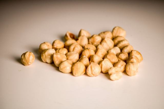 Enlever la peau des noisettes : méthodes et praline maison