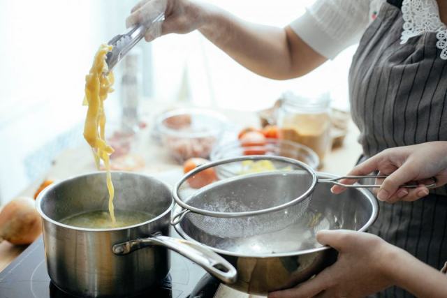 Passoire fine et chinois : filtrer pour des sauces limpides et soyeuses Passoire fine et chinois : filtrer pour des sauces limpides et soyeuses