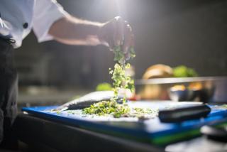 Persil ciselé : technique de découpe et conservation des herbes