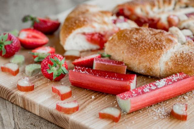 Tarte rhubarbe crème pâtissière sur pâte sablée pistache verte