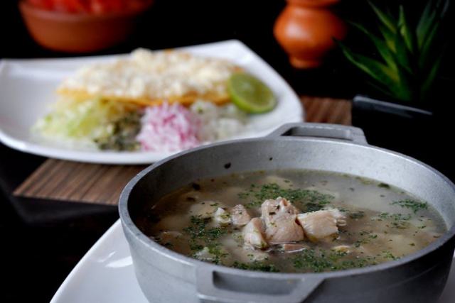 Bouillon asiatique et poulet poché : recette légère et parfumée Bouillon asiatique et poulet poché : recette légère et parfumée