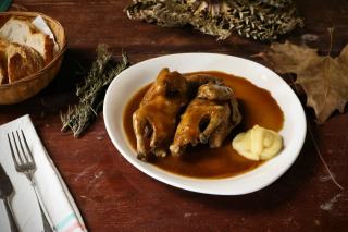 Cailles au four : recette dorée et accompagnement poires rôties