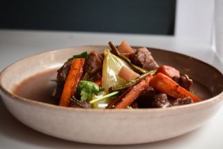 Portions de bœuf braisé en sauce dans des barquettes, prêtes à passer au congélateur
