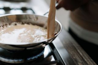Faire un roux : technique de base pour blanquette et sauces