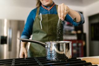 Quand mettre du sel en cuisine : avant ou après cuisson ?